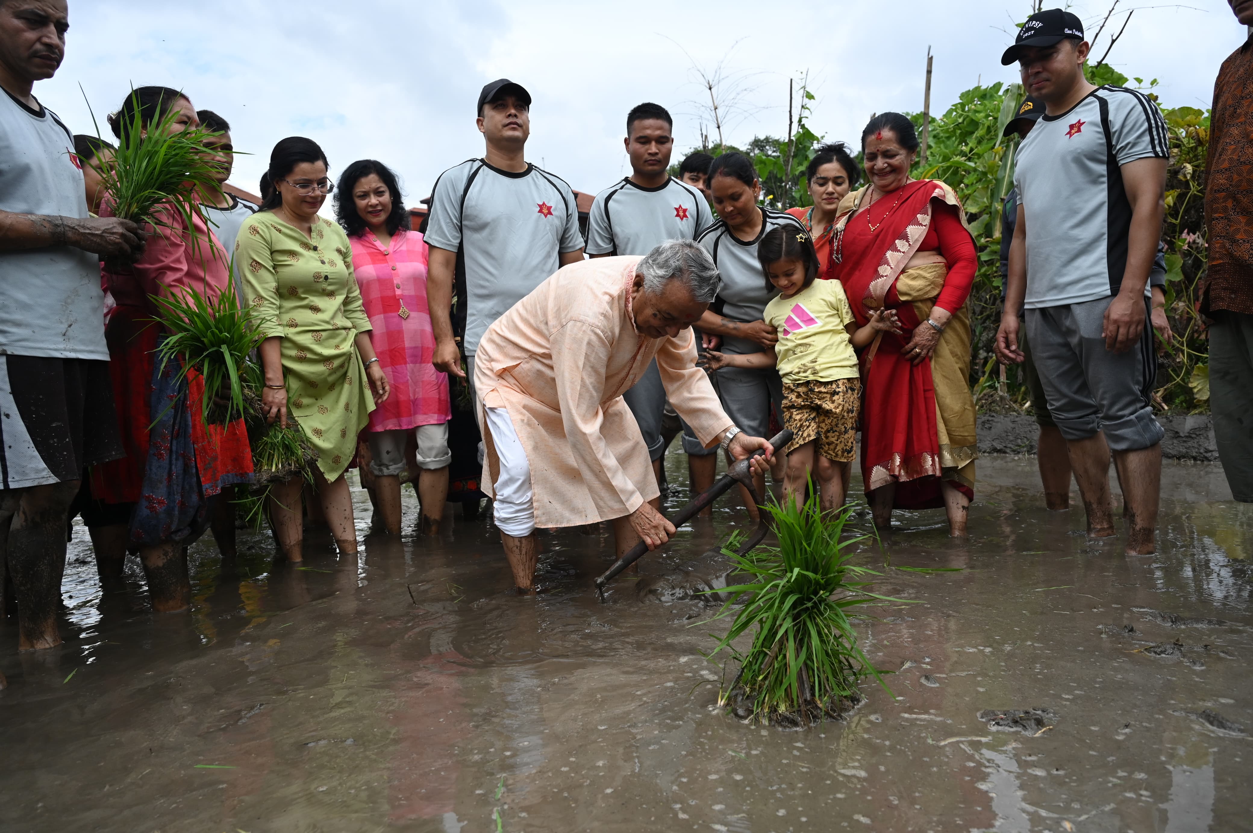 राष्ट्रिय धान दिवसको अवसरमा राष्ट्रपति पौडेल धान रोपाईंमा सहभागी (तस्बिरहरु)