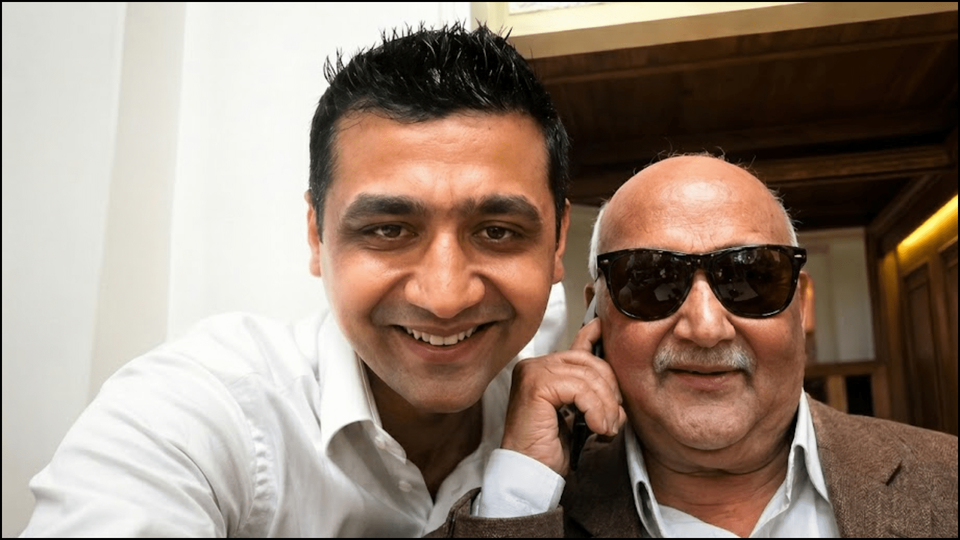 विष्णु पौडेल पक्राउपछि बिचौलिया दीपक भट्ट र ओलीको पुरानो सेल्फी भाइरल