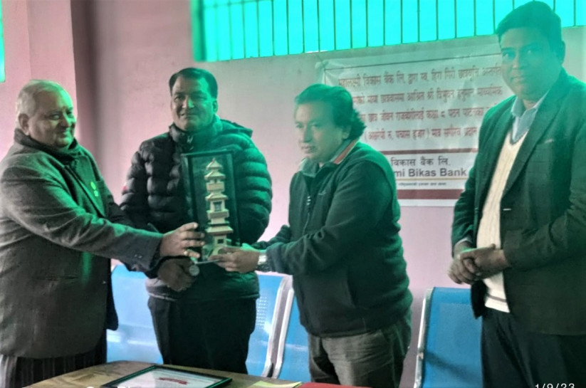 महालक्ष्मी विकास बैंकले गर्‍यो  ‘हिरा गिरी जेहेन्दार छात्रवृत्ति’प्रदान