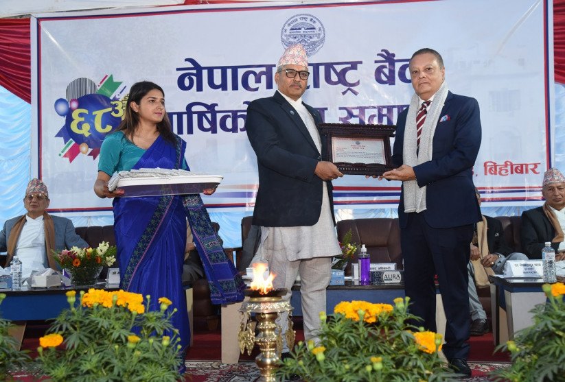 वाणिज्य बैंकहरुमध्ये सबैभन्दा बढी रेमिट्यान्स भित्र्याउन सफल हिमालयन बैंक सम्मानित