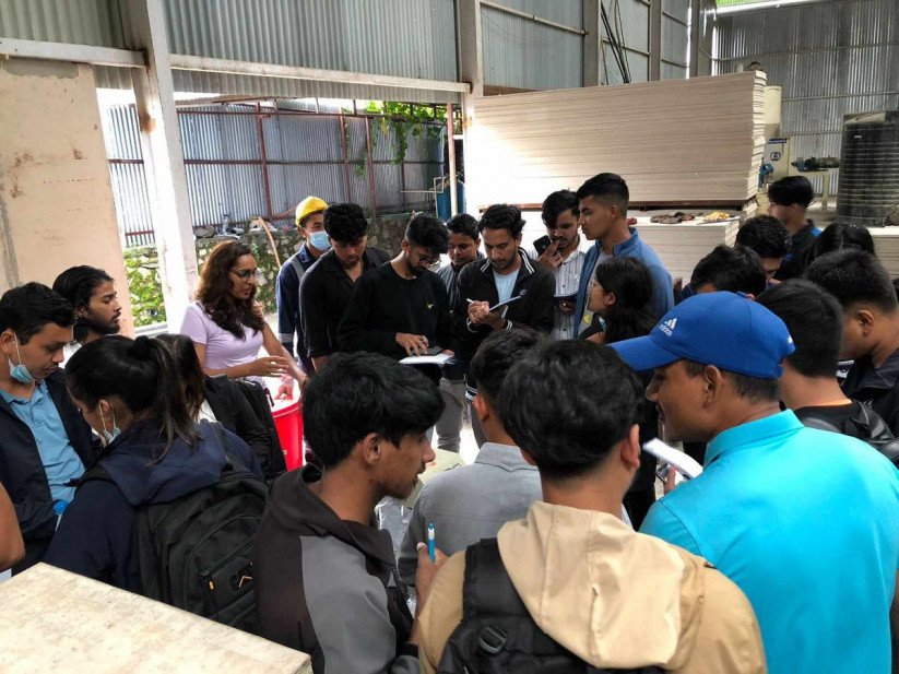 इन्जिनियरिङका विद्यार्थी इको प्यानलको शाखामा