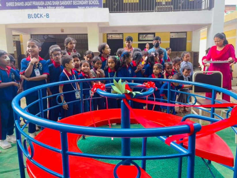 लुम्बीनी बैँकद्धारा विद्यालयहरुलाई सहयोग