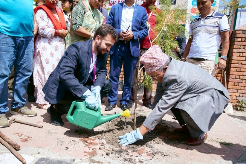 बागमती कोरिडोर सडकको दुवैतर्फ एनसेल आजियाटाको वृक्षारोपण