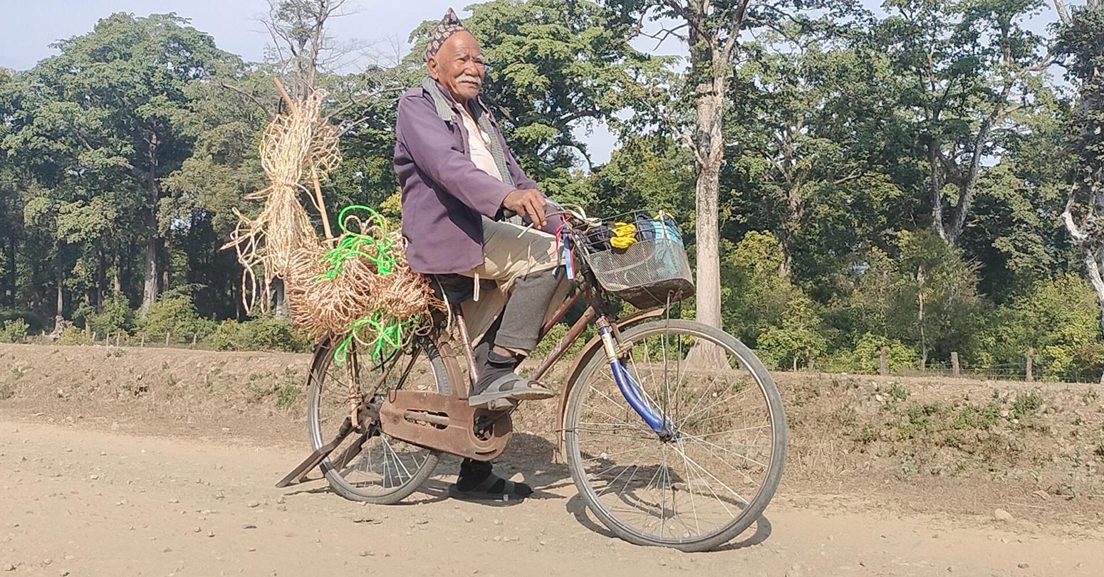 चौरासी वर्षमा पनि गाउँ बस्ती डुल्दै व्यापार