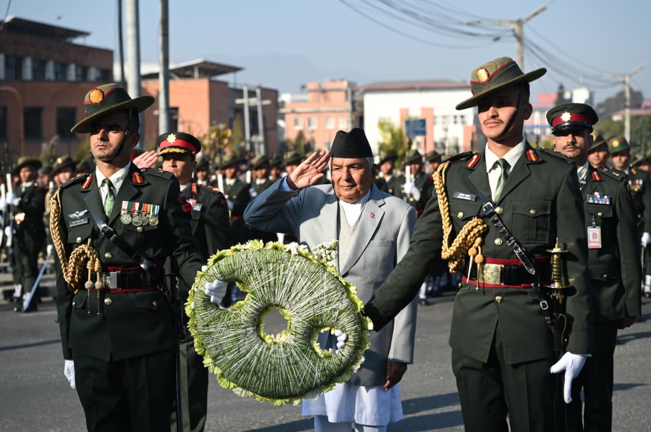 राष्ट्रपति पौडेलद्वारा पृथ्वीनारायण शाहको शालिकमा माल्यार्पण (तस्बिरहरु)