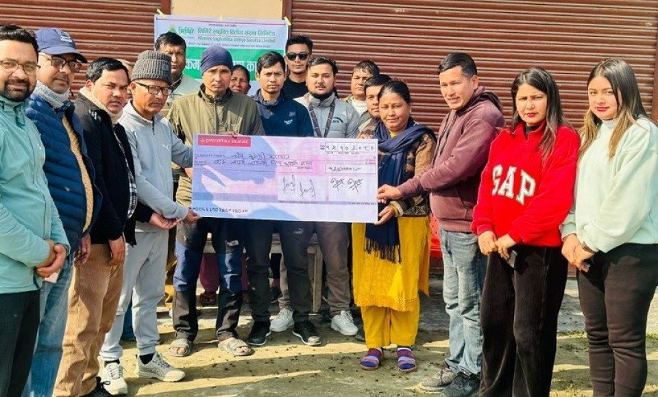 मिर्मिरे लघुवित्तद्धारा १२ लाख रुपैयाँ बढी बीमा दाबी भुक्तानी