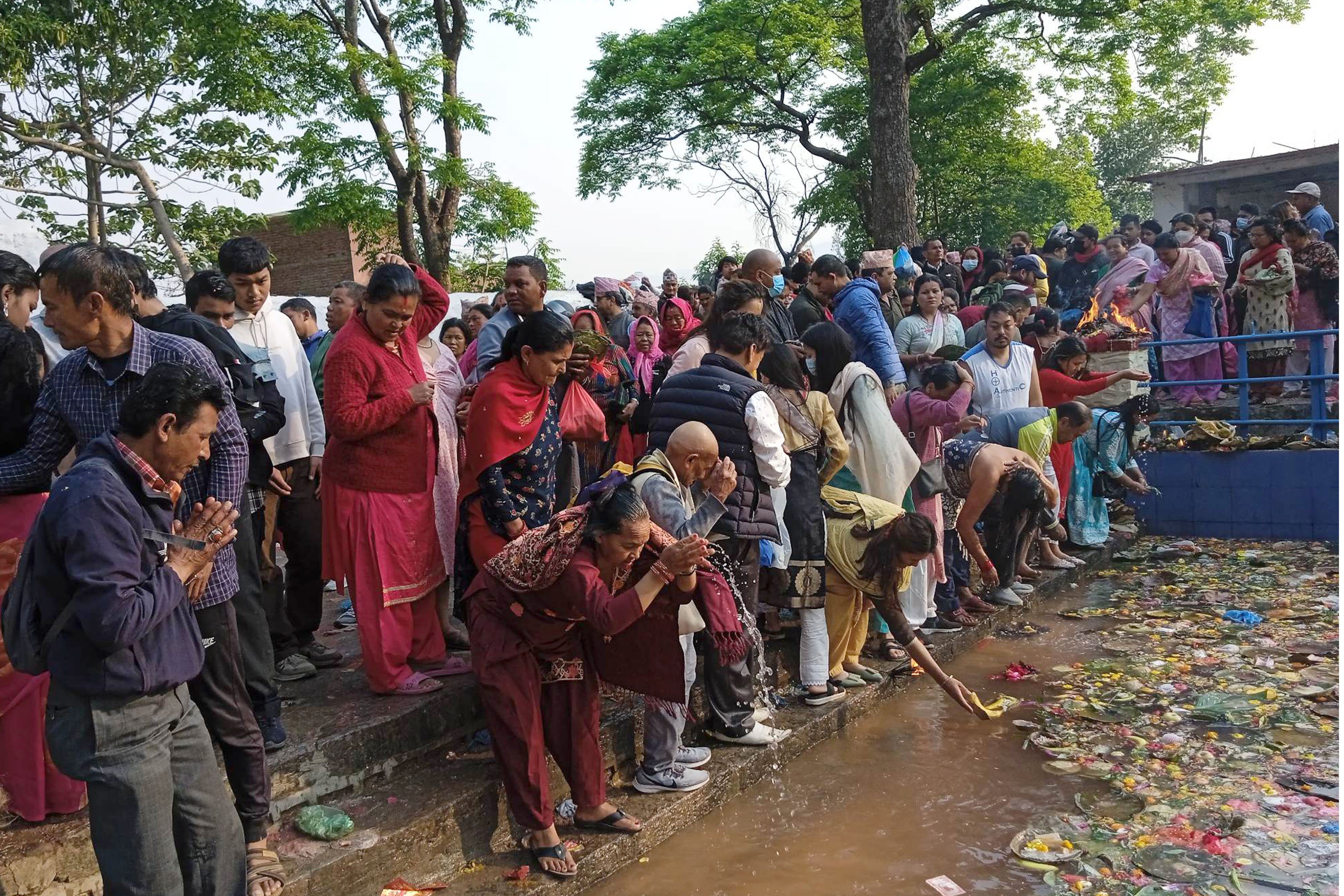 मातातीर्थ कुण्डमा स्नान गर्नेको भीड