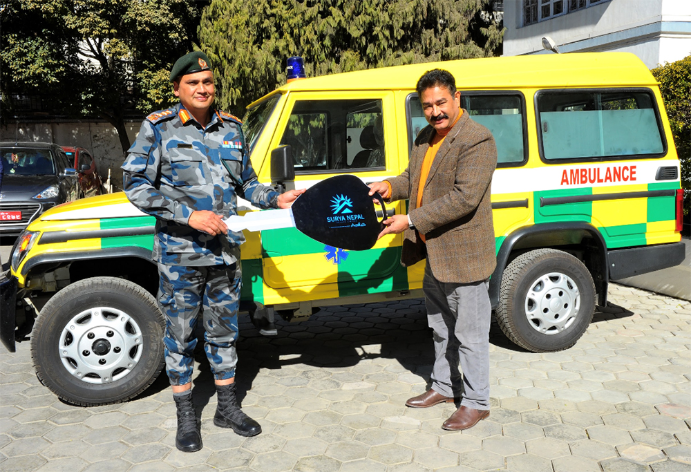 सूर्य नेपाल प्रा.लिद्वारा पृथ्वी हाइवे ट्रमा अस्पताललाई एम्बुलेन्स हस्तान्तरण