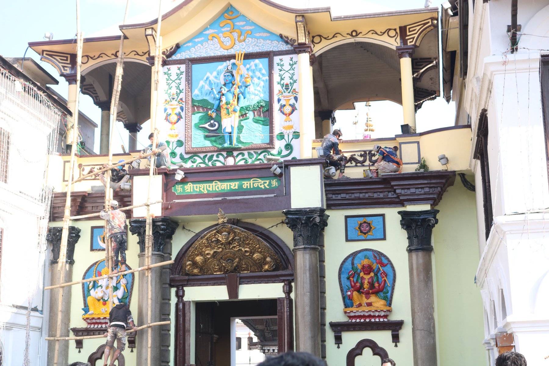 पशुपतिनाथको मूलद्वारमा रङरोगन