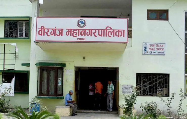 बेवारिसे सवारीसाधन हटाउँदै वीरगञ्ज महानगर