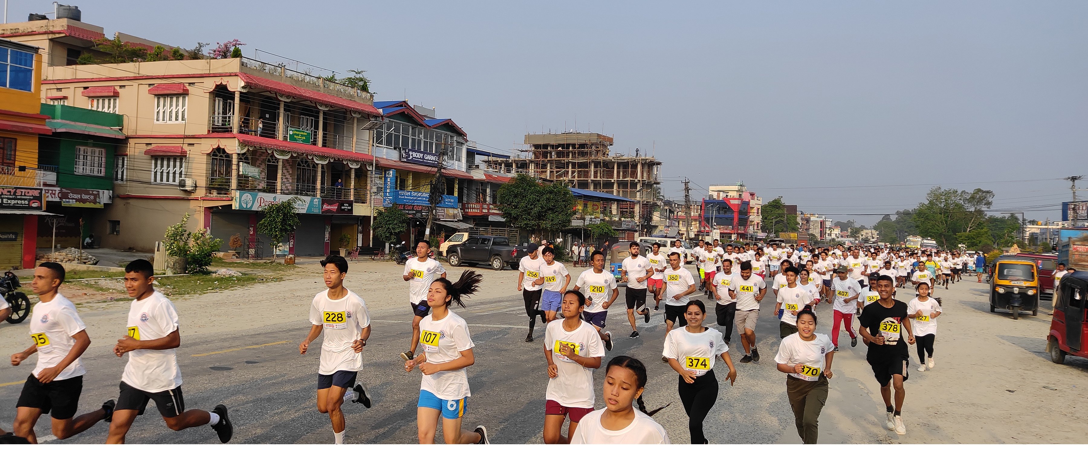 म्याराथनमा सहभागी धावकहरु