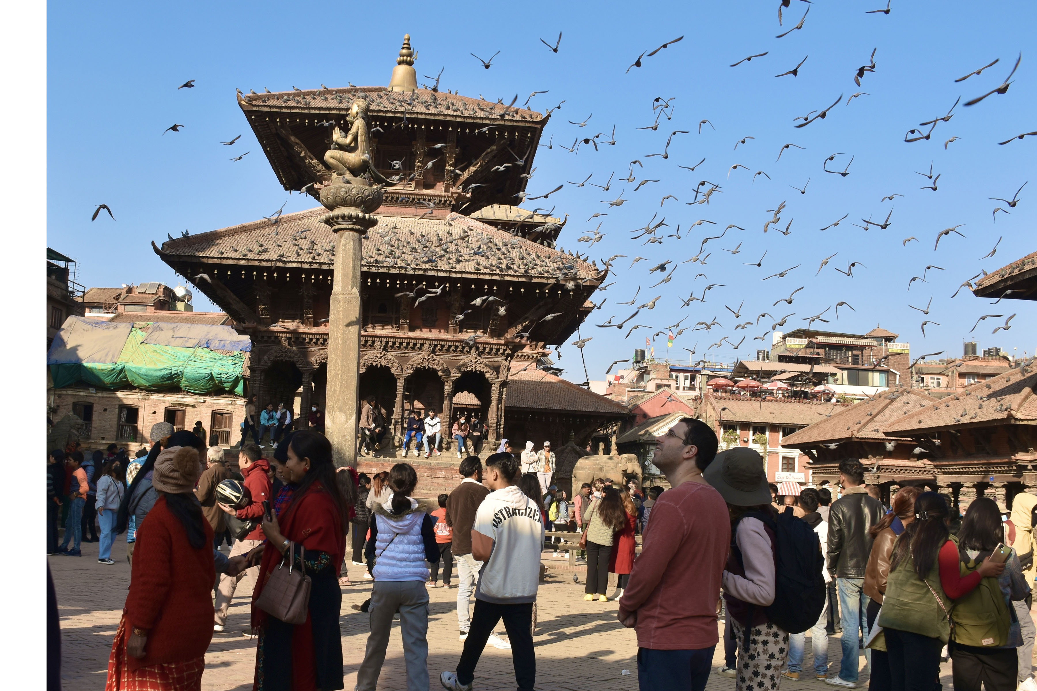 पाटन दरबार क्षेत्र  अवलोकन गर्दै पर्यटक
