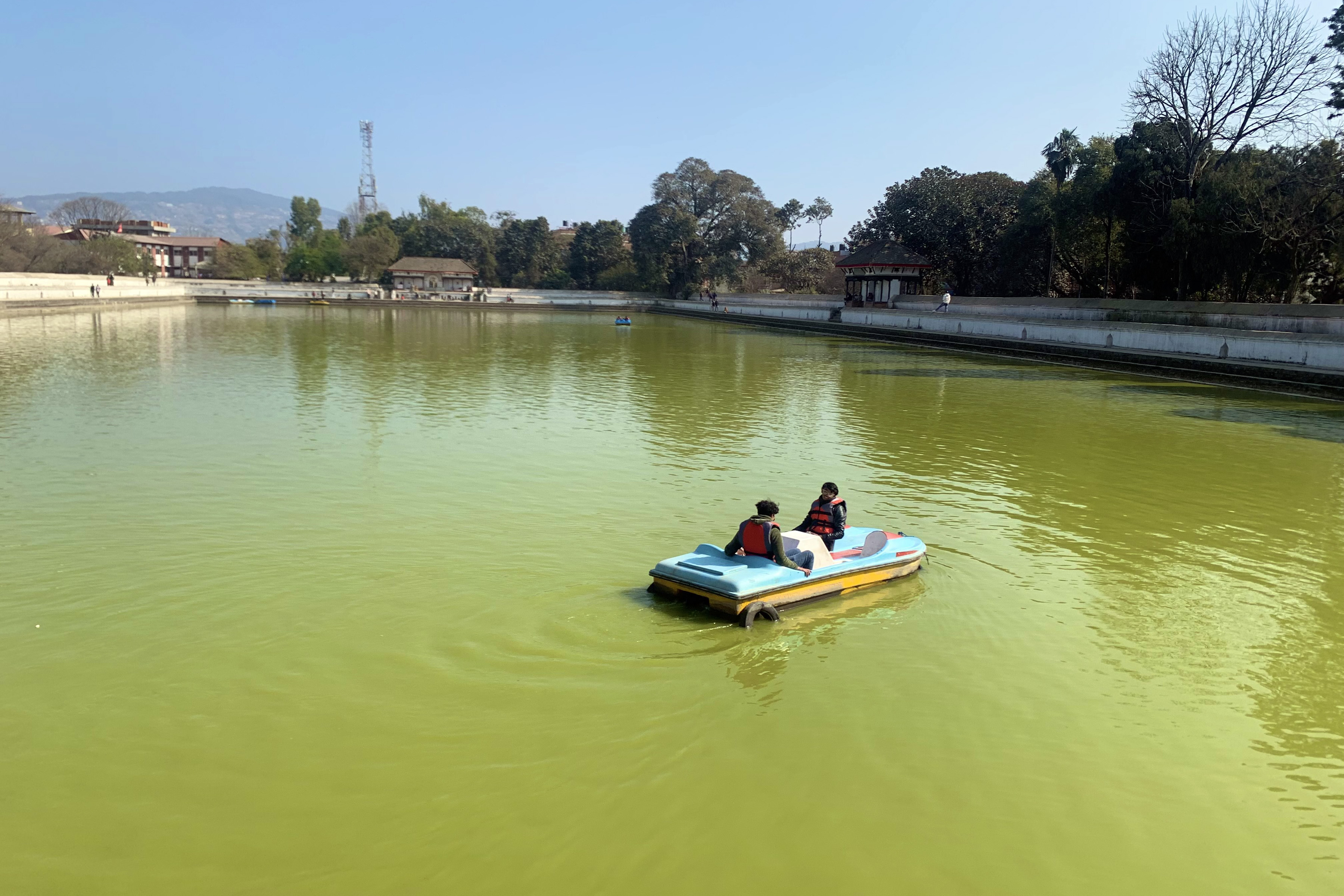 सिद्धपोखरीमा बोर्टिङ गर्दै सर्वसाधारण