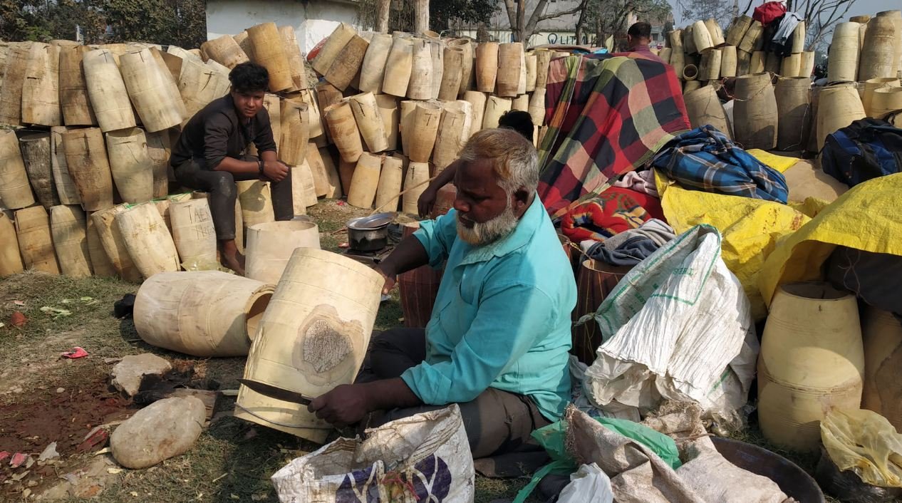 मादल बनाउँदै
