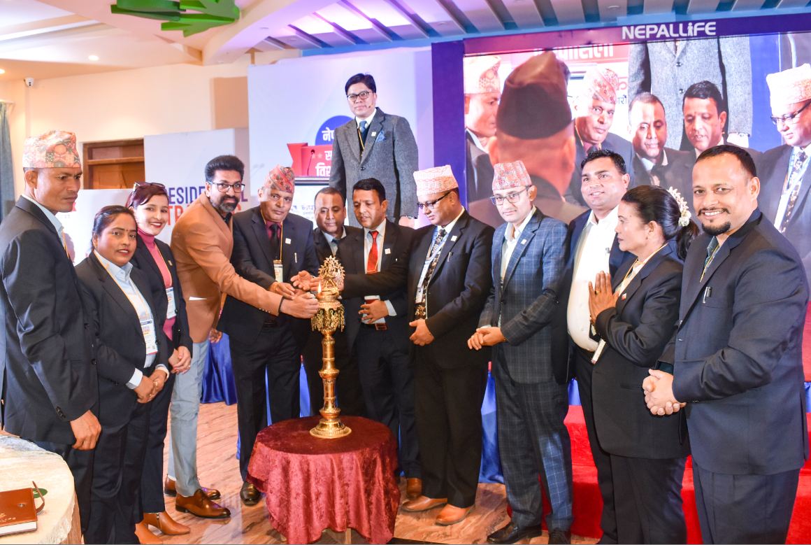 नेपाल लाइफका अभिकर्तालाई अन्तराष्ट्रिय ख्यातिप्राप्त प्रशिक्षकद्धारा प्रशिक्षण दिईदै