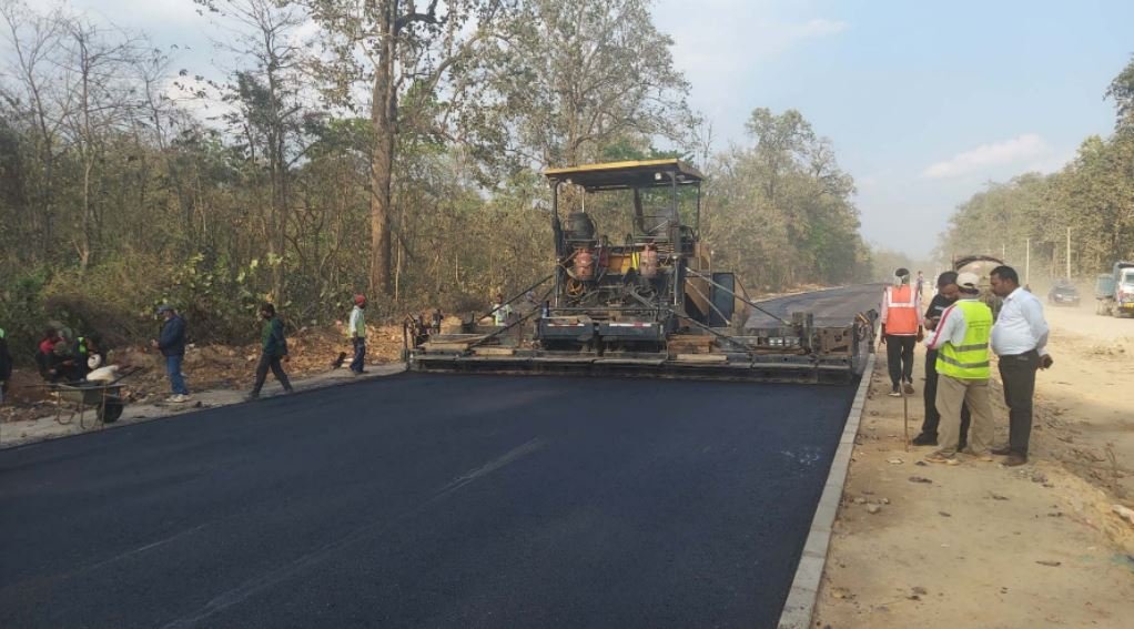 सडक कालोपत्रे गरिँदै