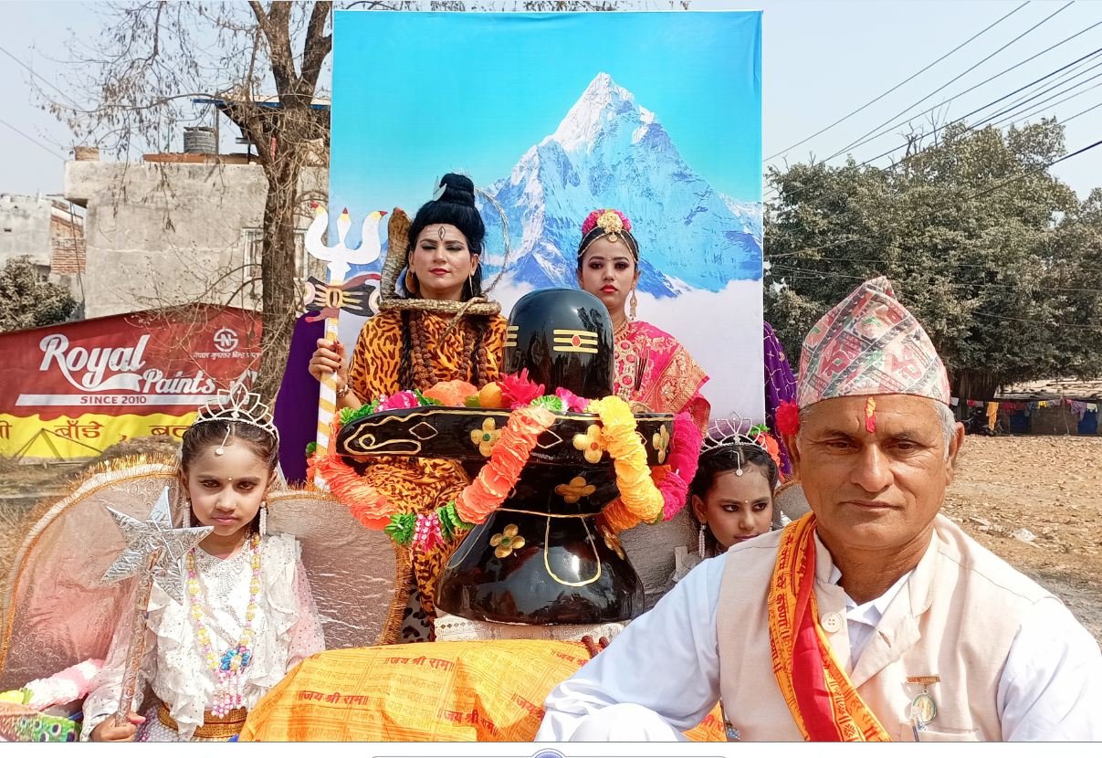शिव पार्वतीको भेषमा शोभा यात्रामा सहभागी