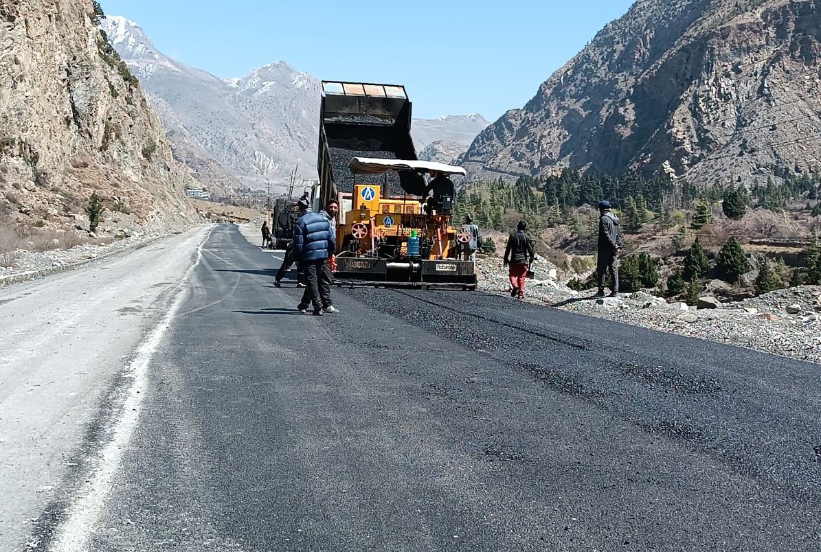 सडक कालोपत्र गरिँदै