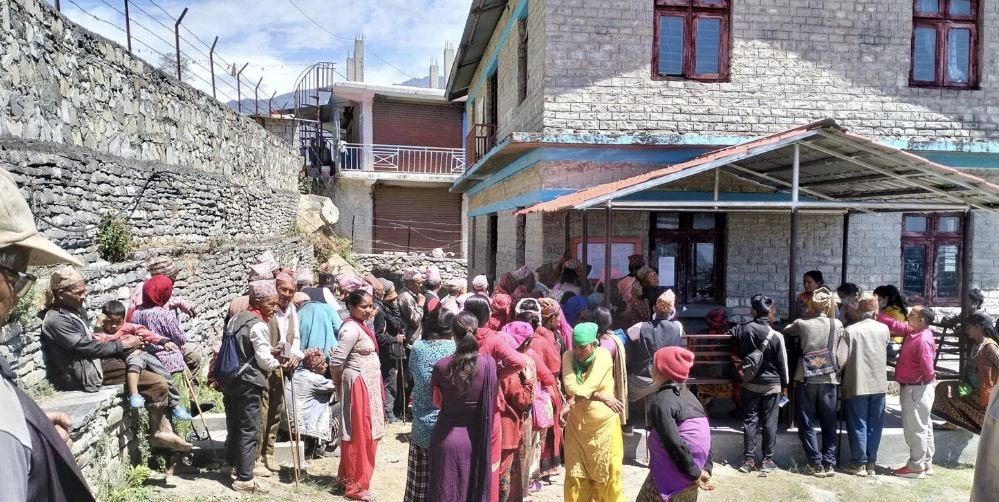 सामाजिक सुरक्षा भत्ता लिने सेवाग्राहीको भीड