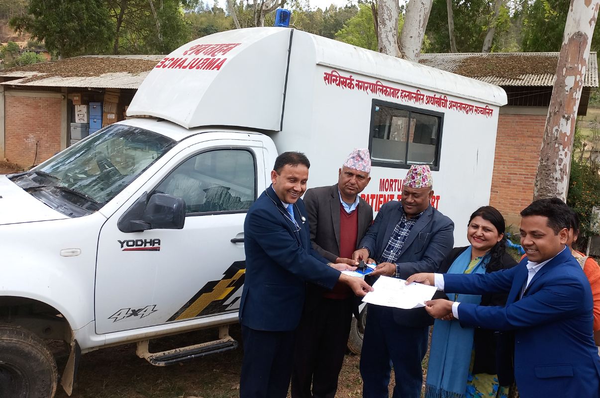 अस्पताललाई शववाहनको साँचो हस्तान्तरण
