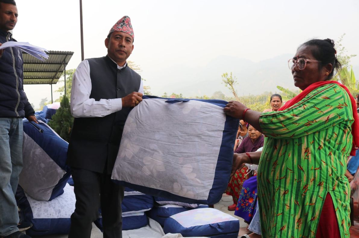 विपन्न परिवारलाई न्यानो कपडा