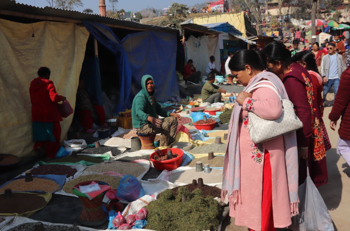शालीनदी मेलामा व्यापार गर्दै