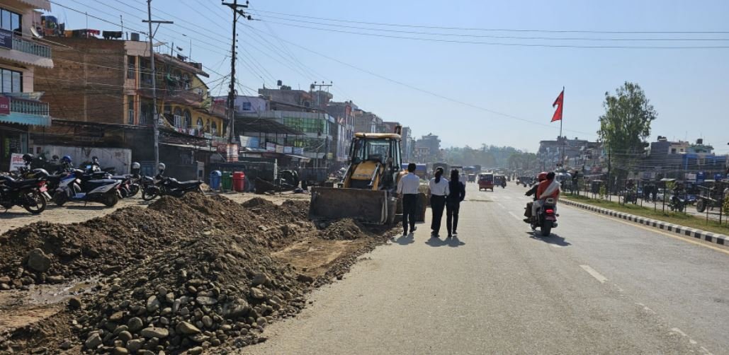 सडक स्तरोन्नति गरिँदै