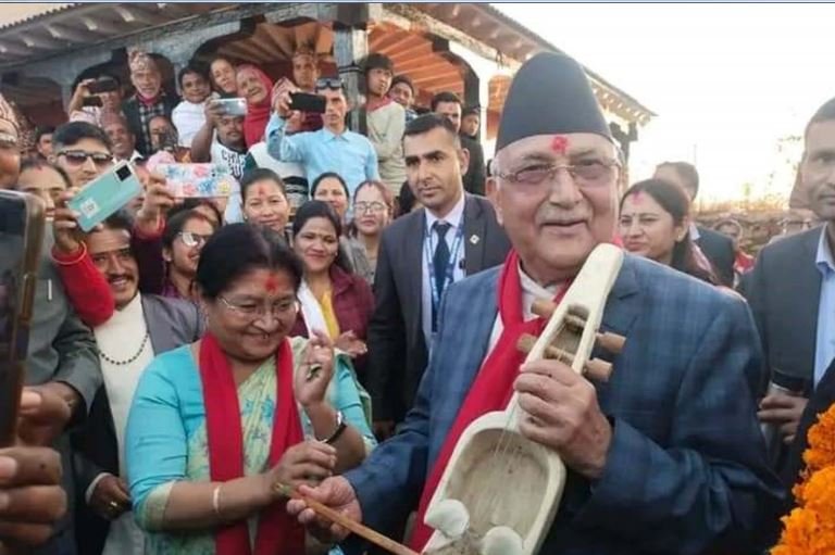 सारङ्गी रेट्दै एमालेका अध्यक्ष ओली