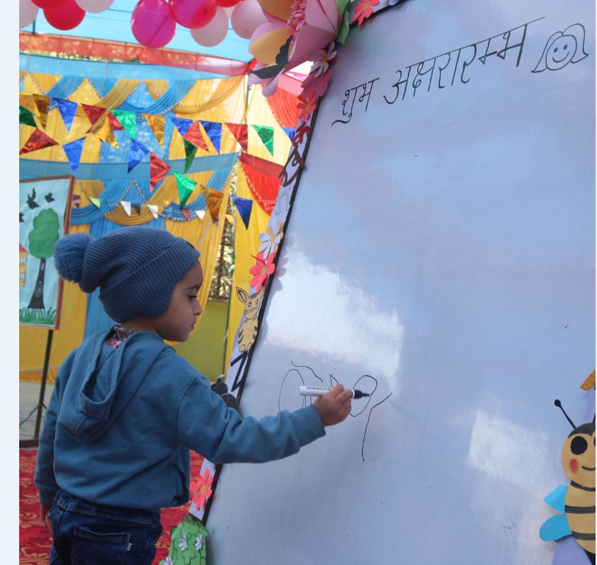बालिकालाई अक्षरारम्भ