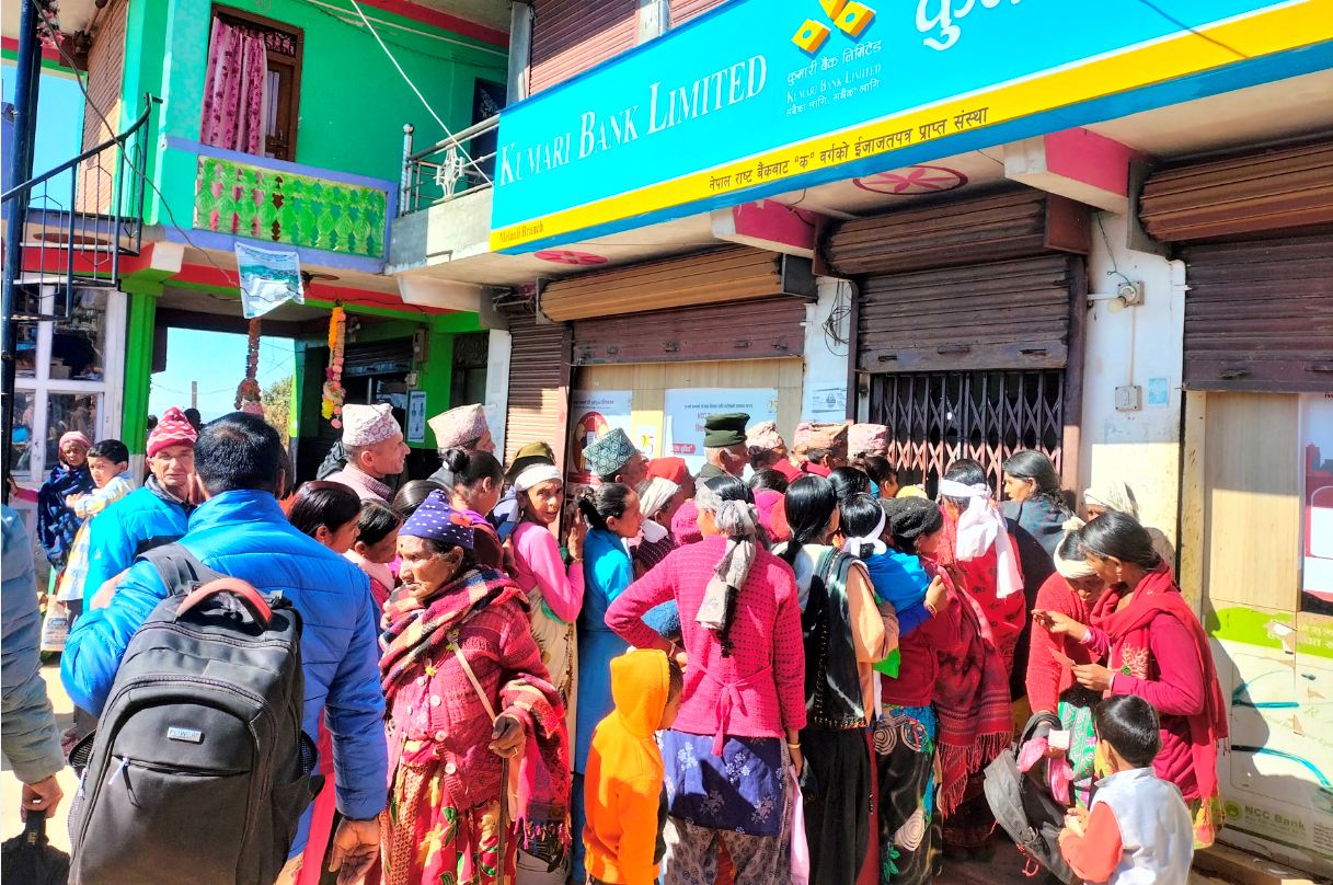 बैंकमा सामाजिक सुरक्षा भत्ता बुझ्नेको भीड