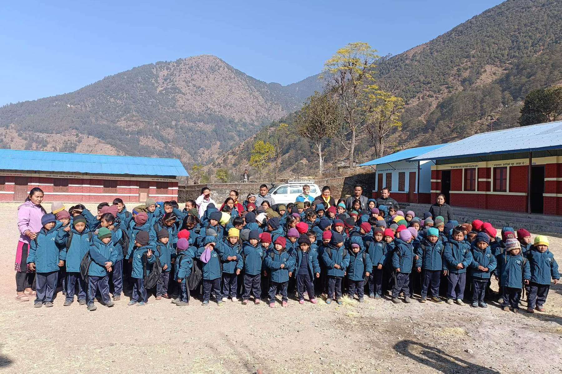 विद्यार्थीलाई न्यानो कपडा