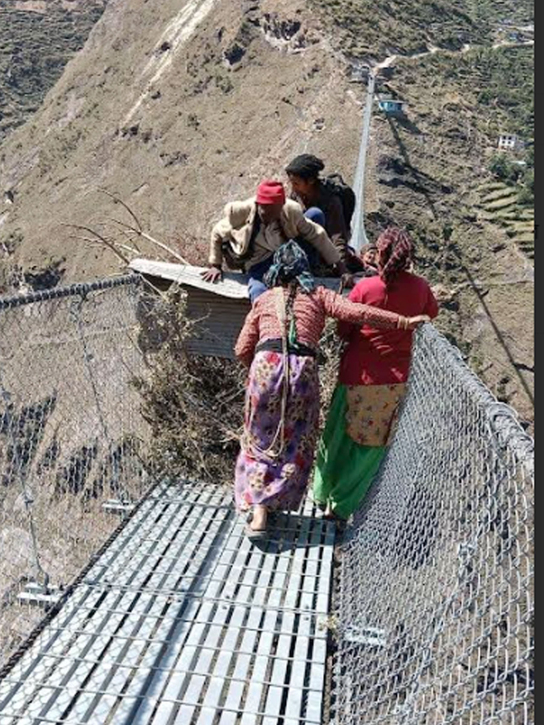 ज्याला नपाएपछि  श्रमिकले बन्द गरेको पुल