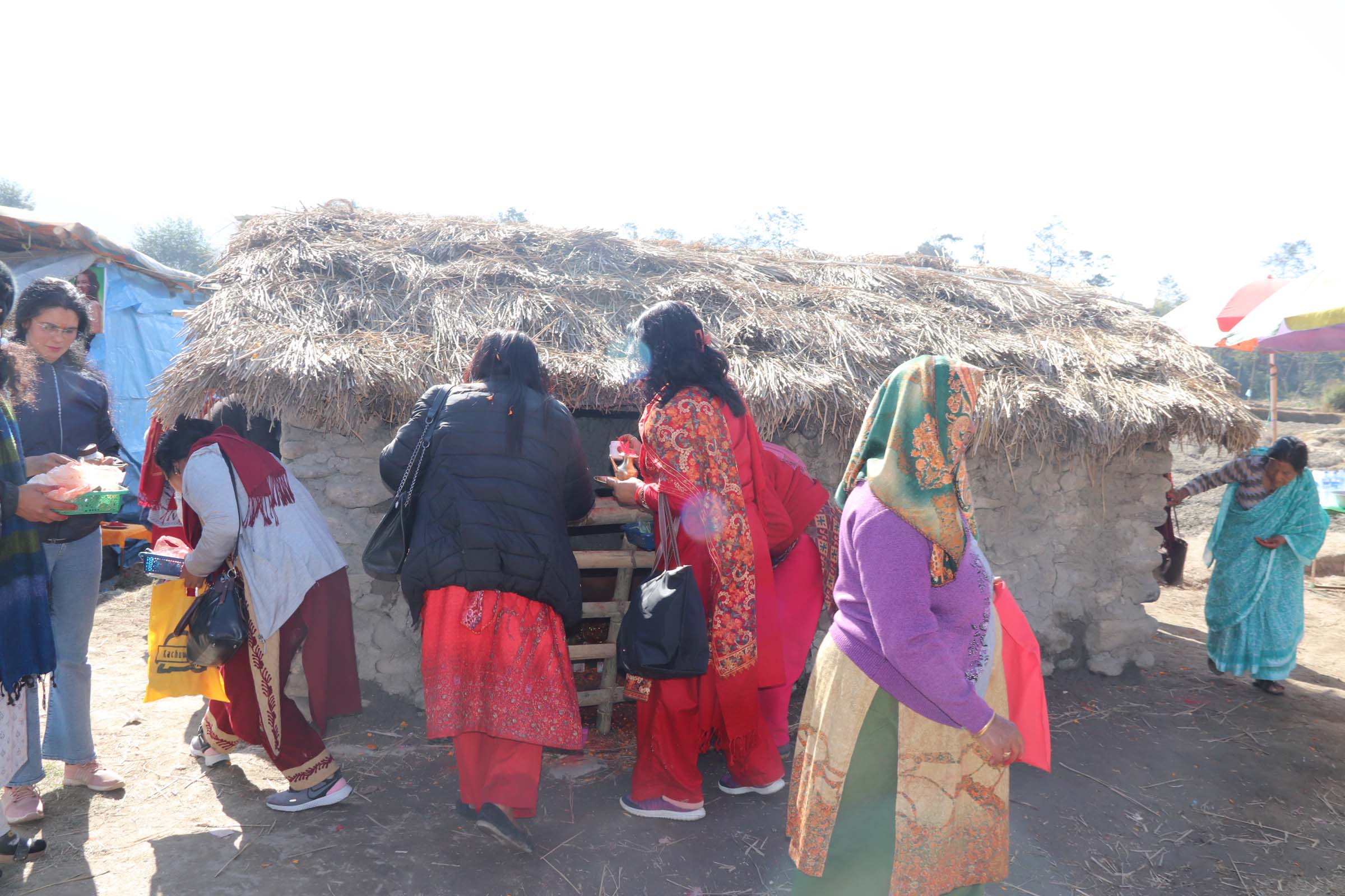 गोमा कुटिको दर्शन गर्दै भक्तजन
