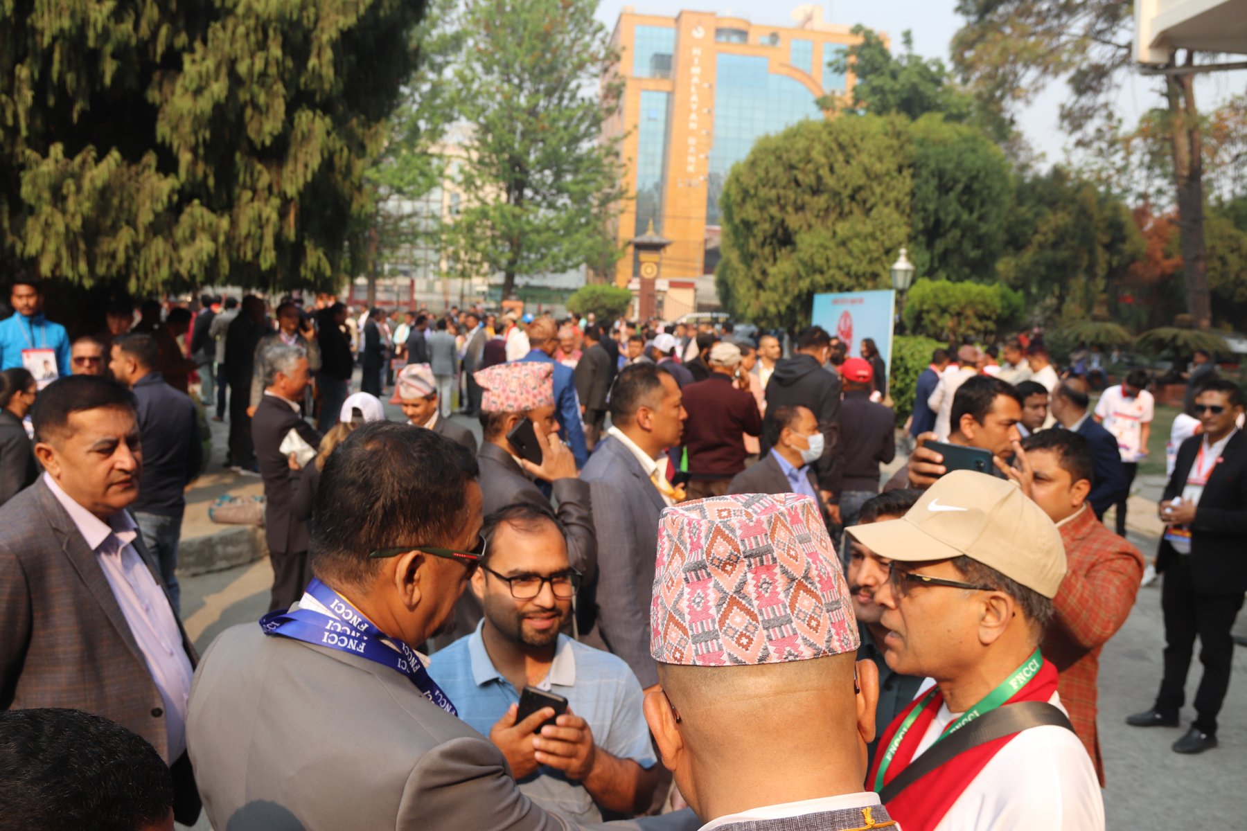 मतदानका लागि जम्मा भएका उद्योगी व्यवसायीहरु