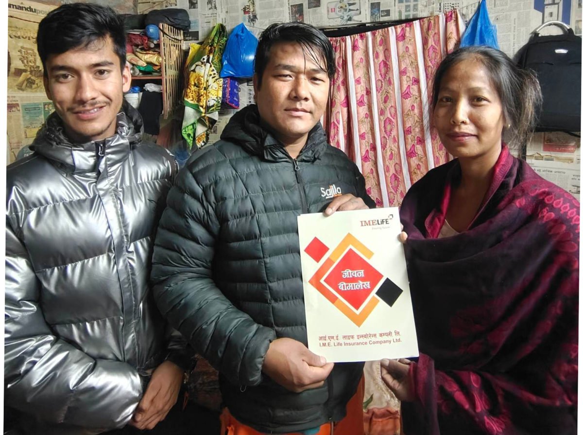 श्रीमानलाई होलीको अवसरमा आइएमई लाइफको  बीमा पोलिसी उपहार