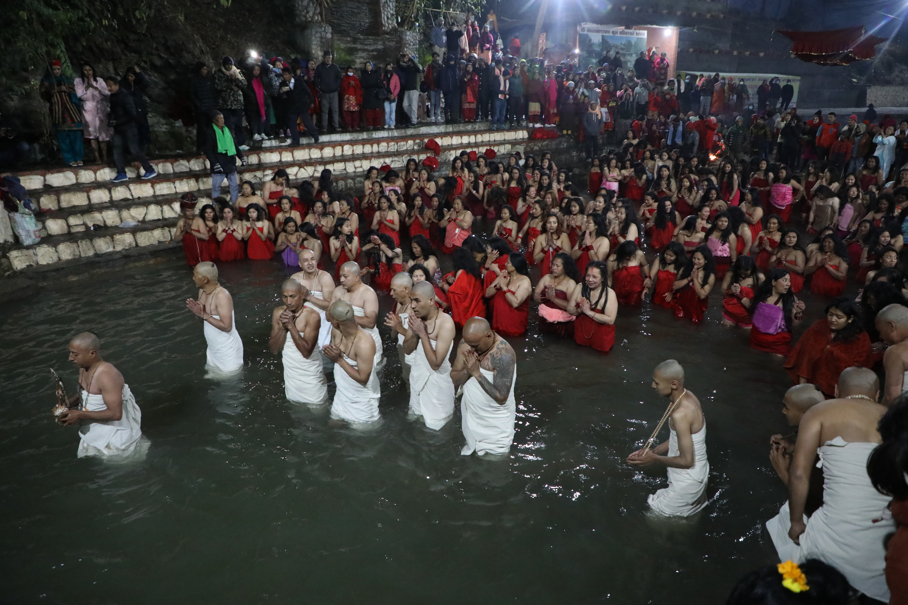 माधवनारायणको पूजाआजाका लागि स्थान गर्दै भक्तजन