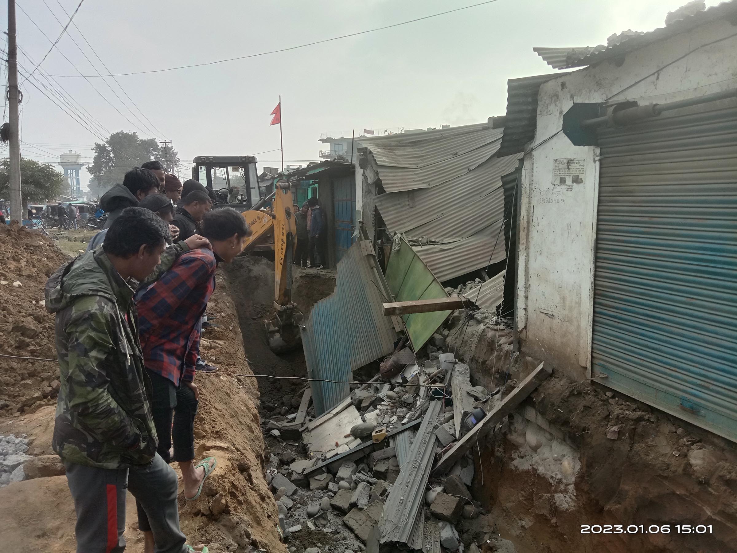 नाली खन्दा भत्किएको पसल