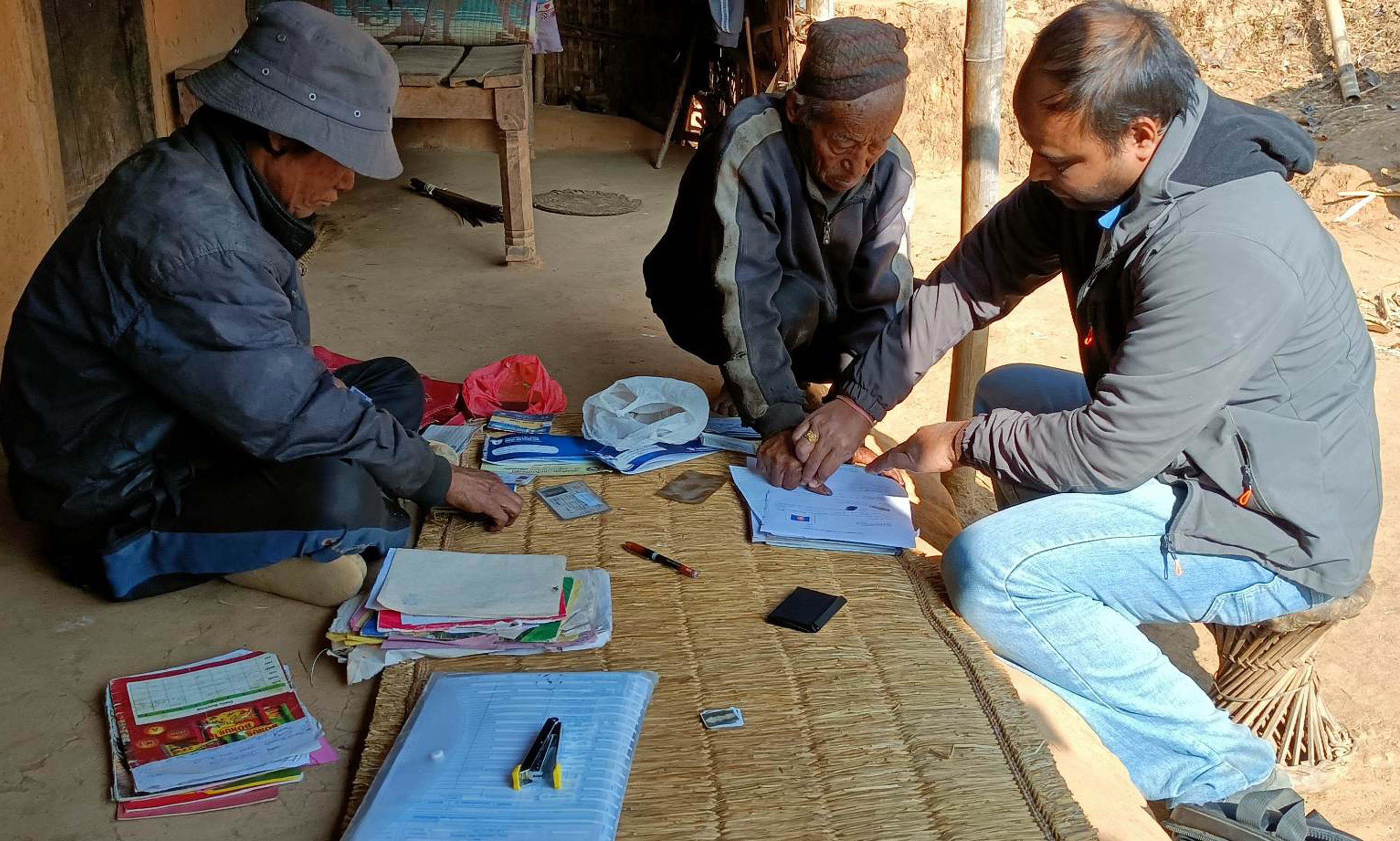 भत्ता बुझ्न औँठाछाप लगाउँदै  ज्येष्ठ नागरिक