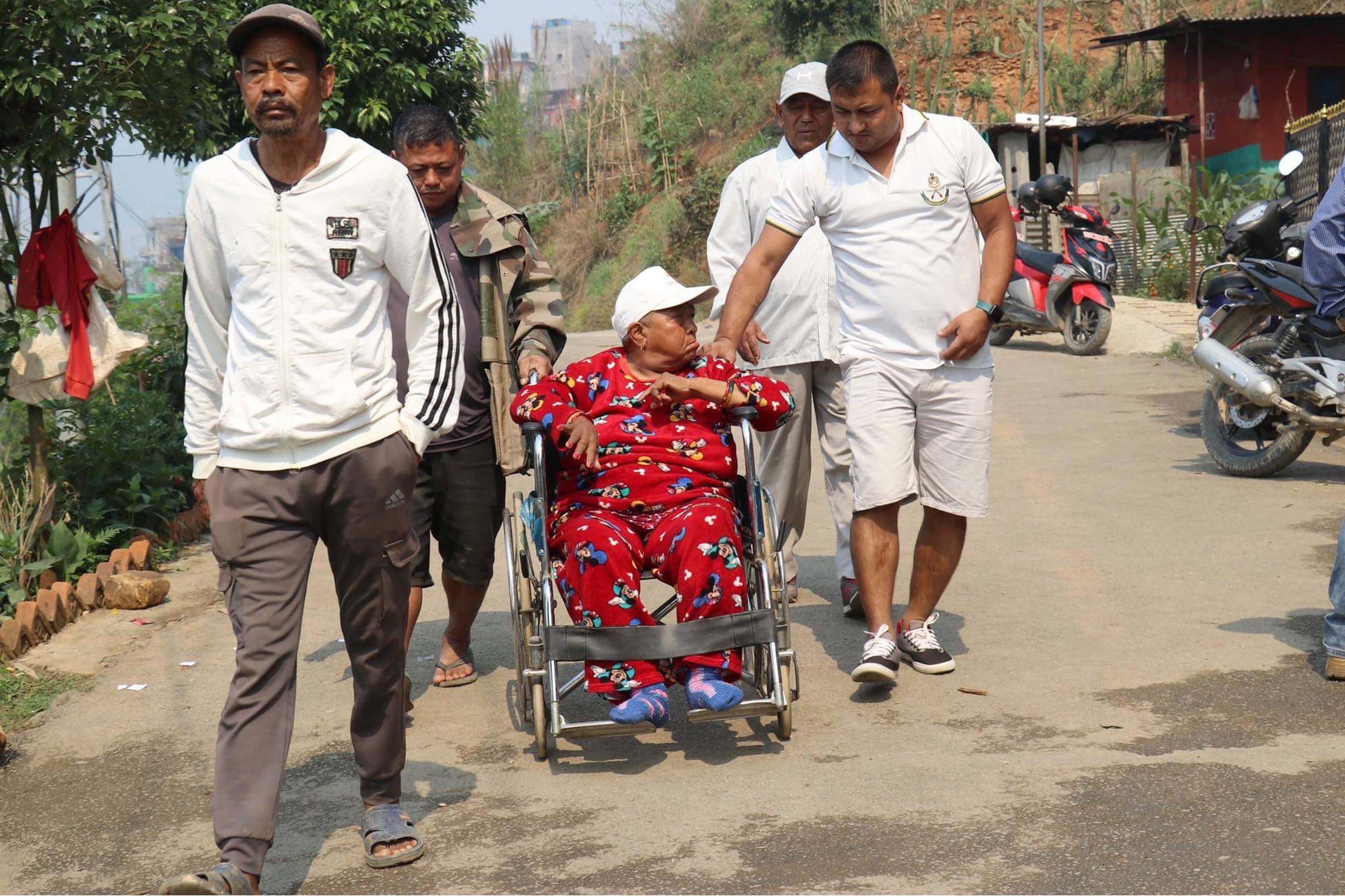 मतदान गर्न ह्वीलचियरमा आएका मतदाता