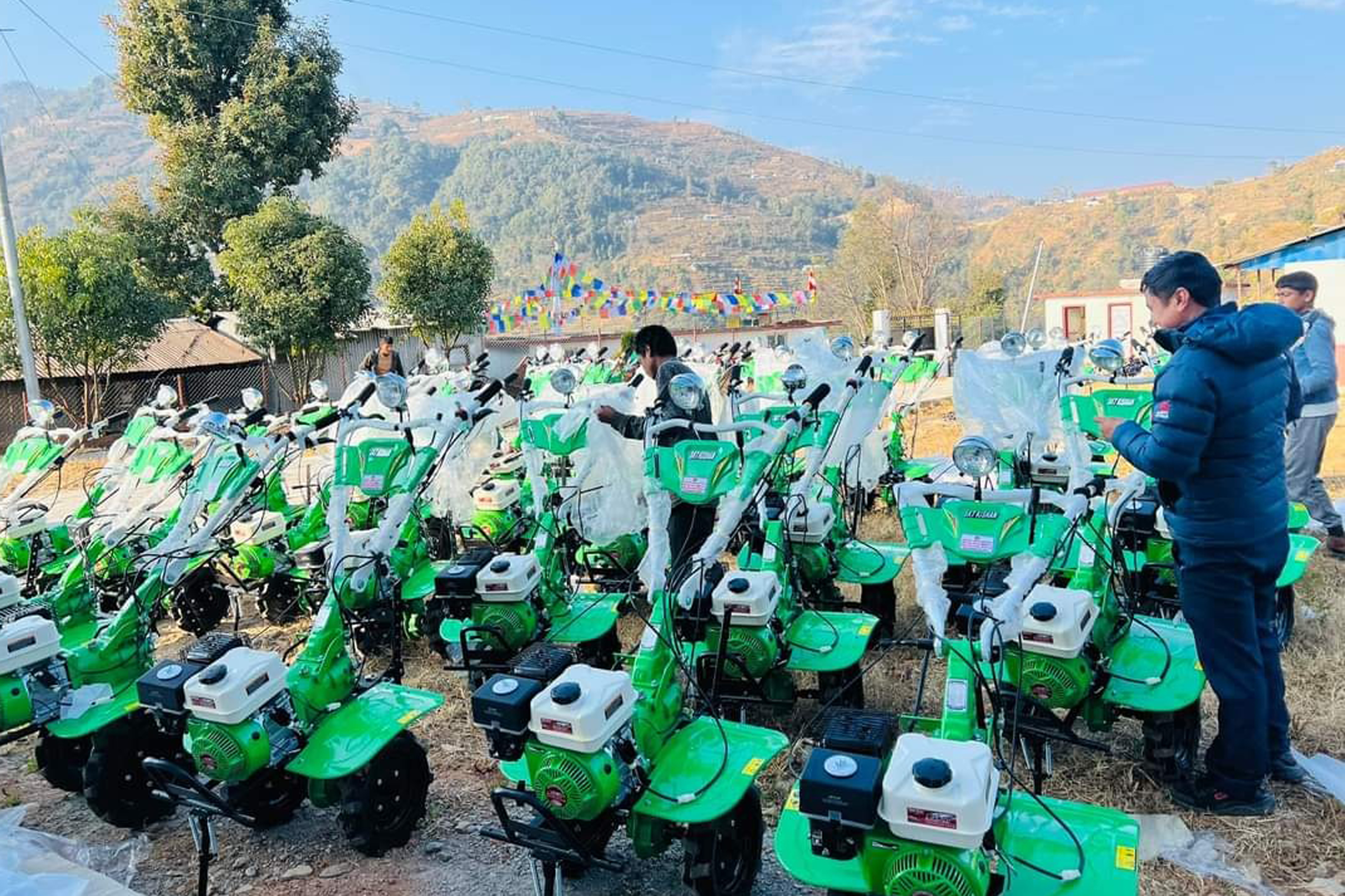 किसानलाई हाते ट्रयाक्टर