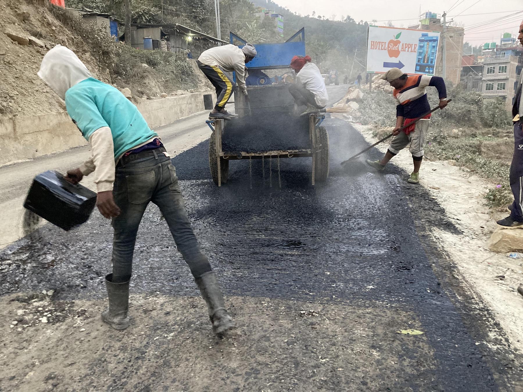 सडक कालोपत्रे गरिँदै