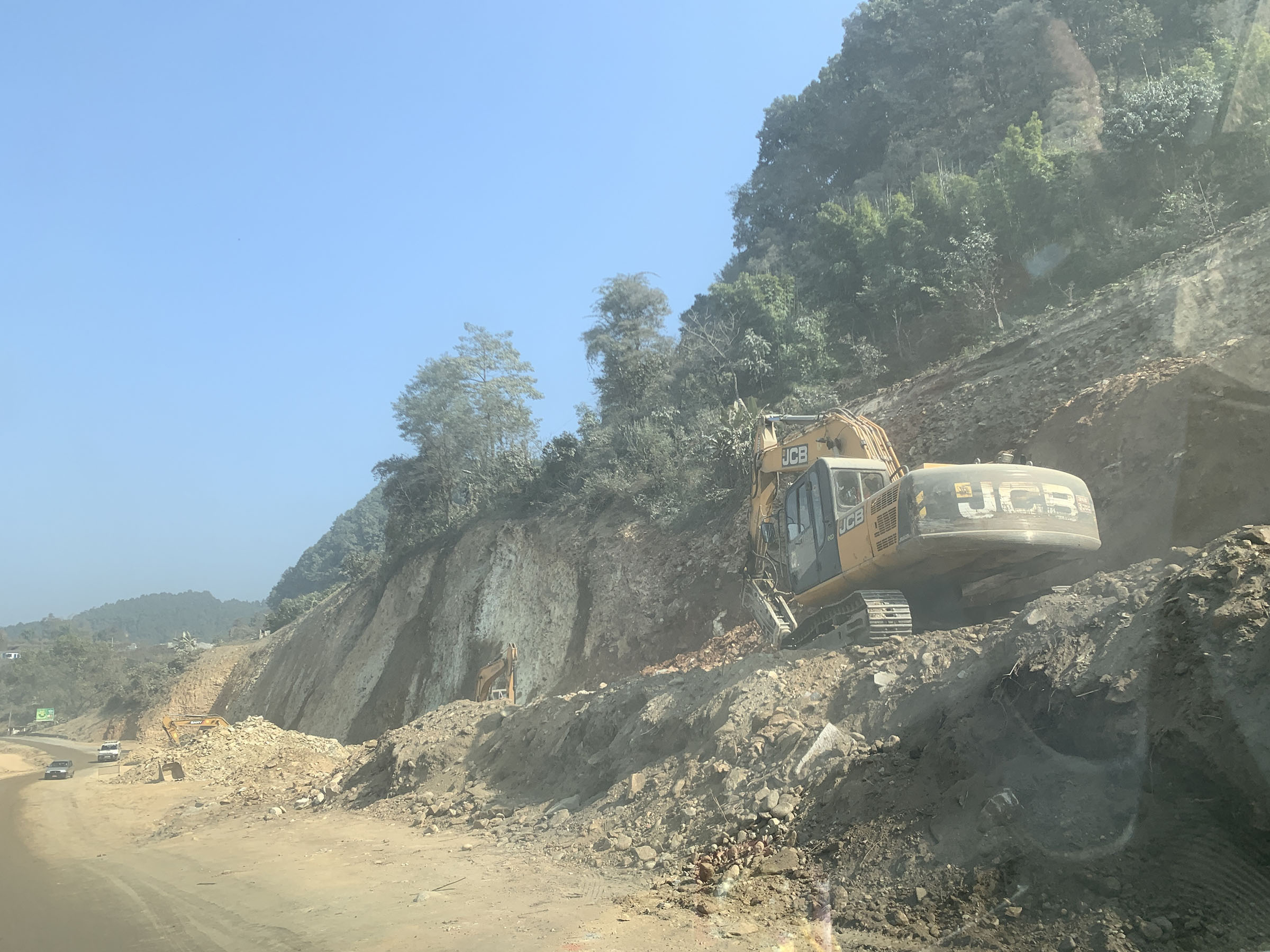 तीव्रगतिमा सडक बिस्तार गरिँदै