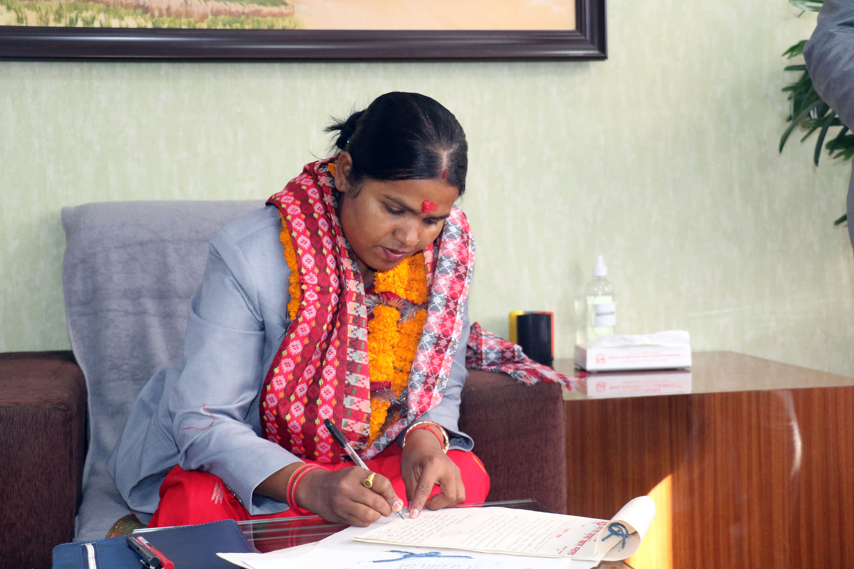 पदभार सम्हाल्नुहुँदै मन्त्री साह