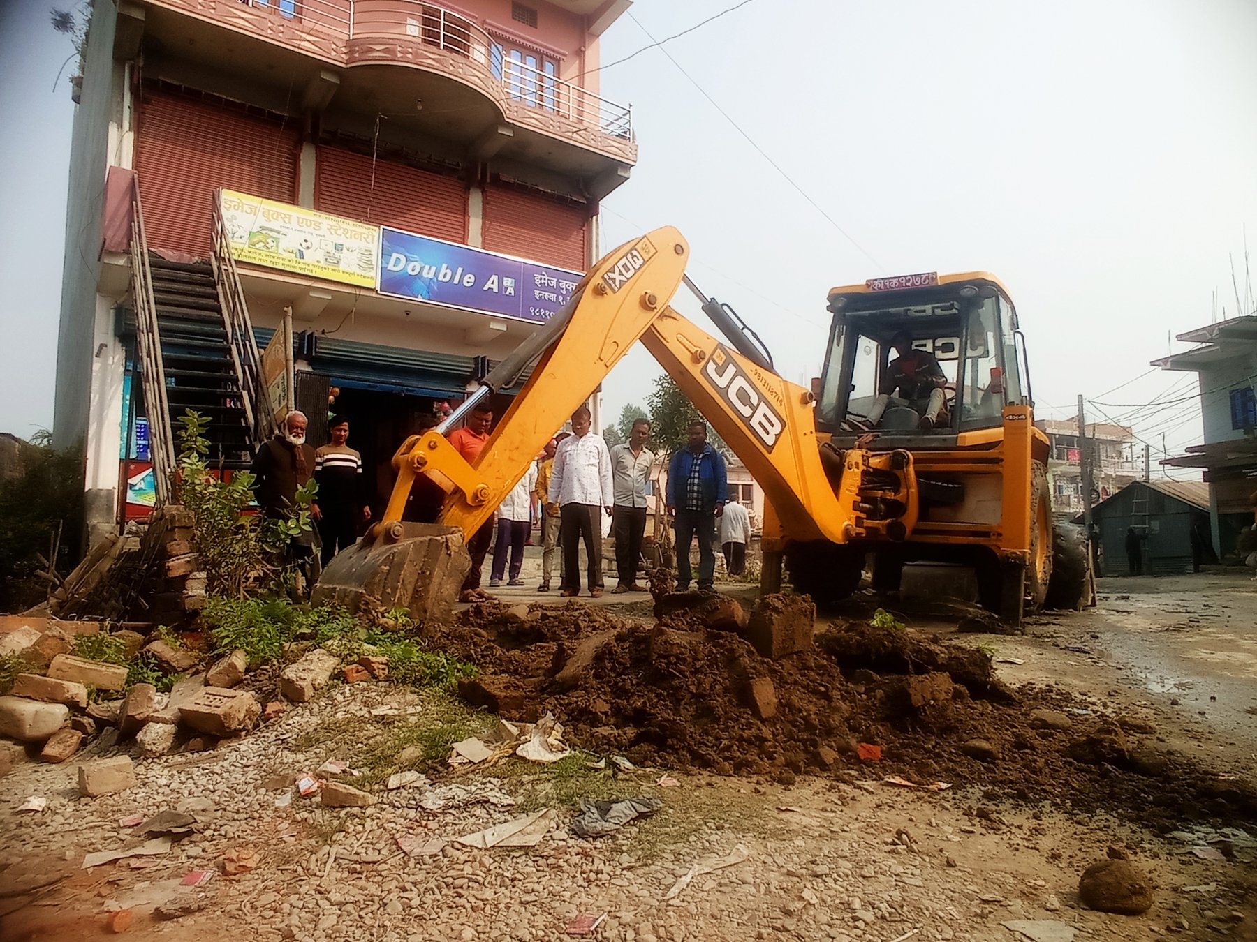 सडकमा पर्ने संरचना हटाइँदै