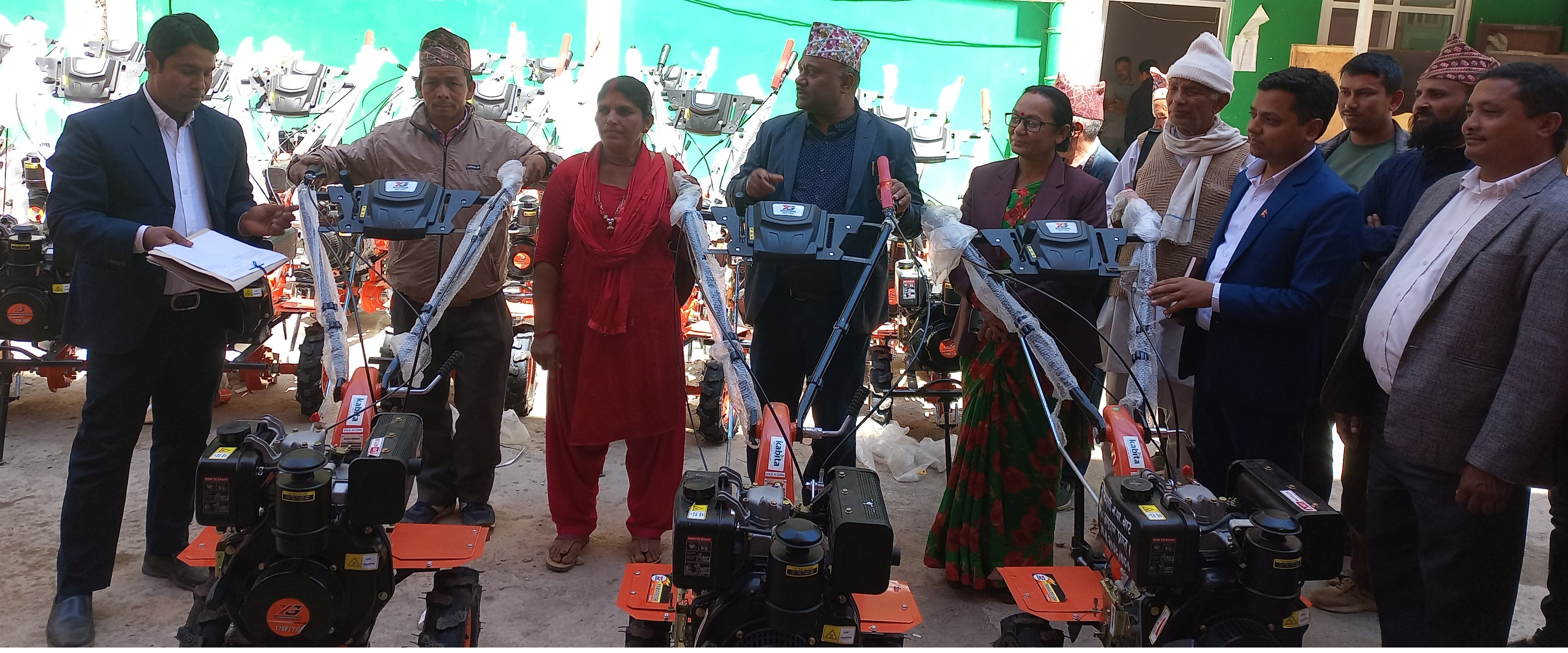 कृषकलाई कृषि यान्त्रिकरण र प्रविधियुक्त मेसिन वितरण