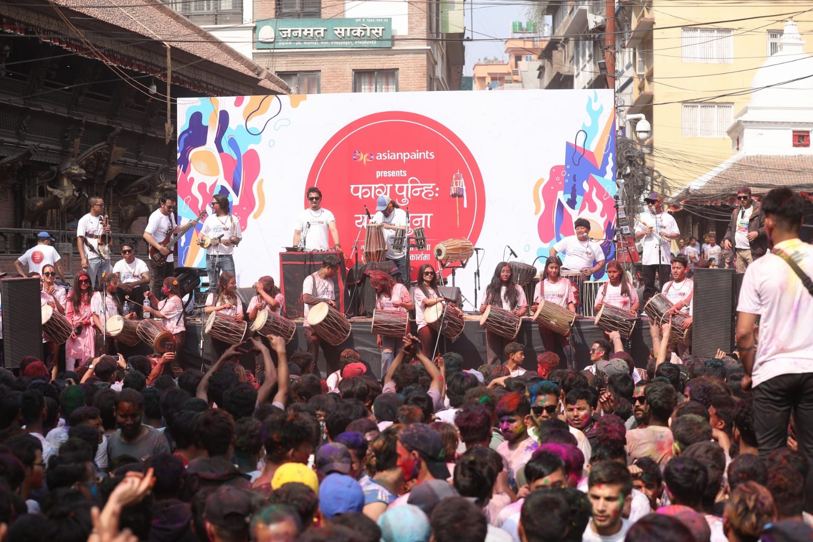 एशियन पेन्ट्सले मनायो फागु पुन्ही या भिन्तुना
