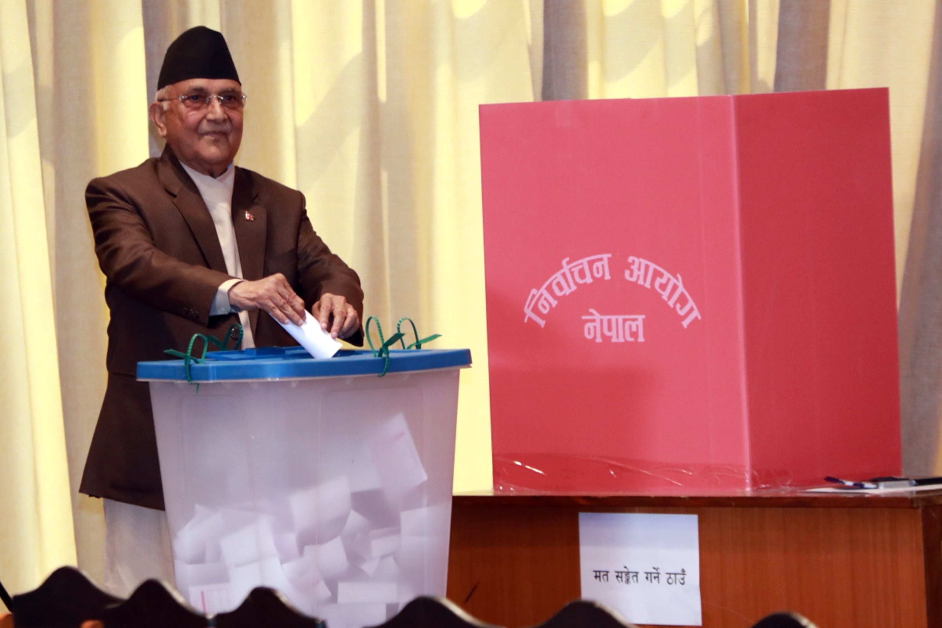मतदान गर्दै अध्यक्ष ओली