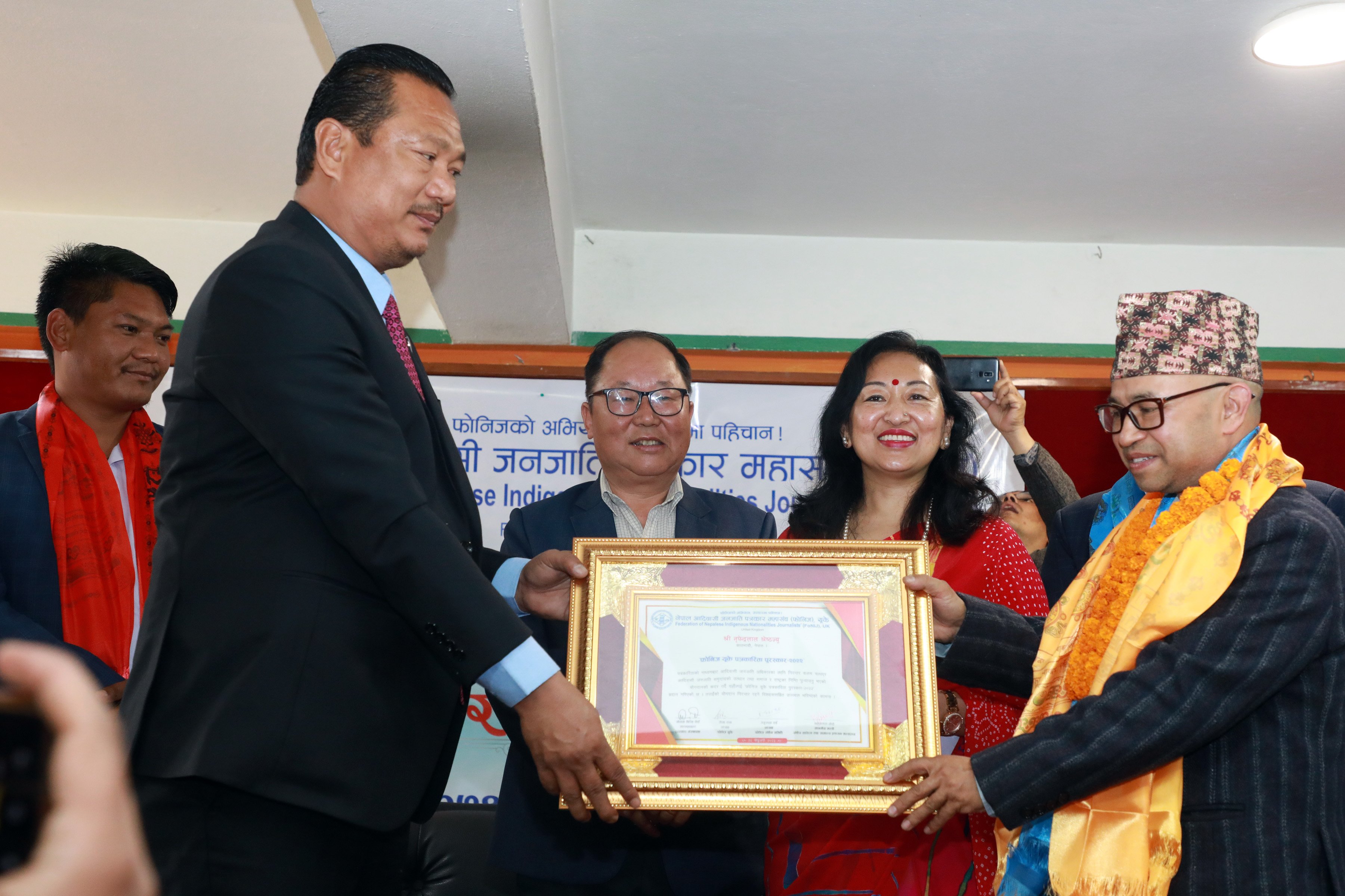 सम्पादक श्रेष्ठलाई फोनिज युके पुरस्कार