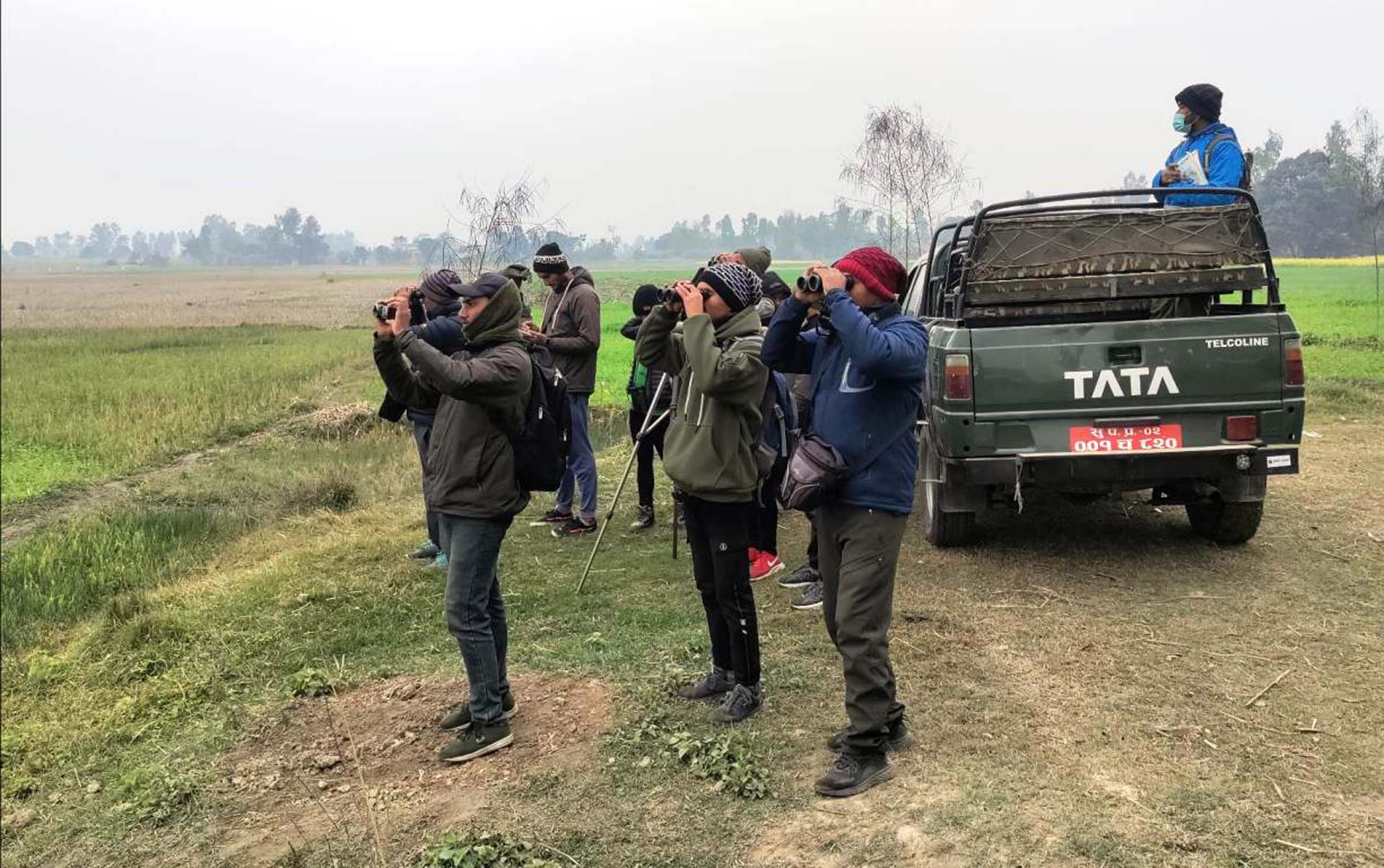 वाइनाकुलरको सहायताले जलपंछी नियाल्दै गरेका गणक