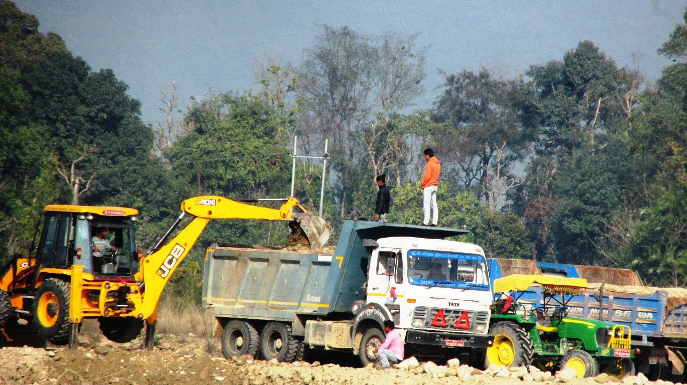 नदीजन्य पदार्थ उत्खनन गर्दै